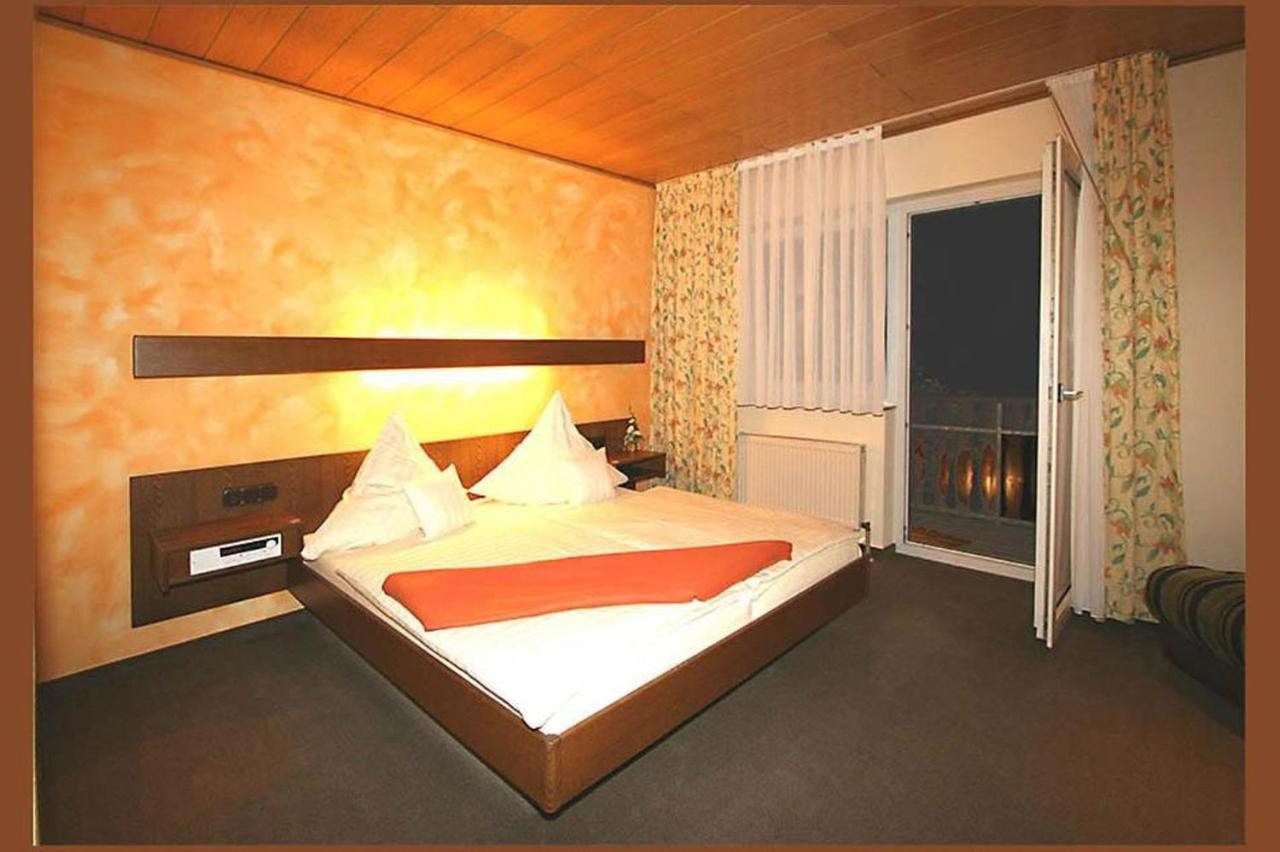 Hotel Zur Krone Ronneburg  Exteriör bild